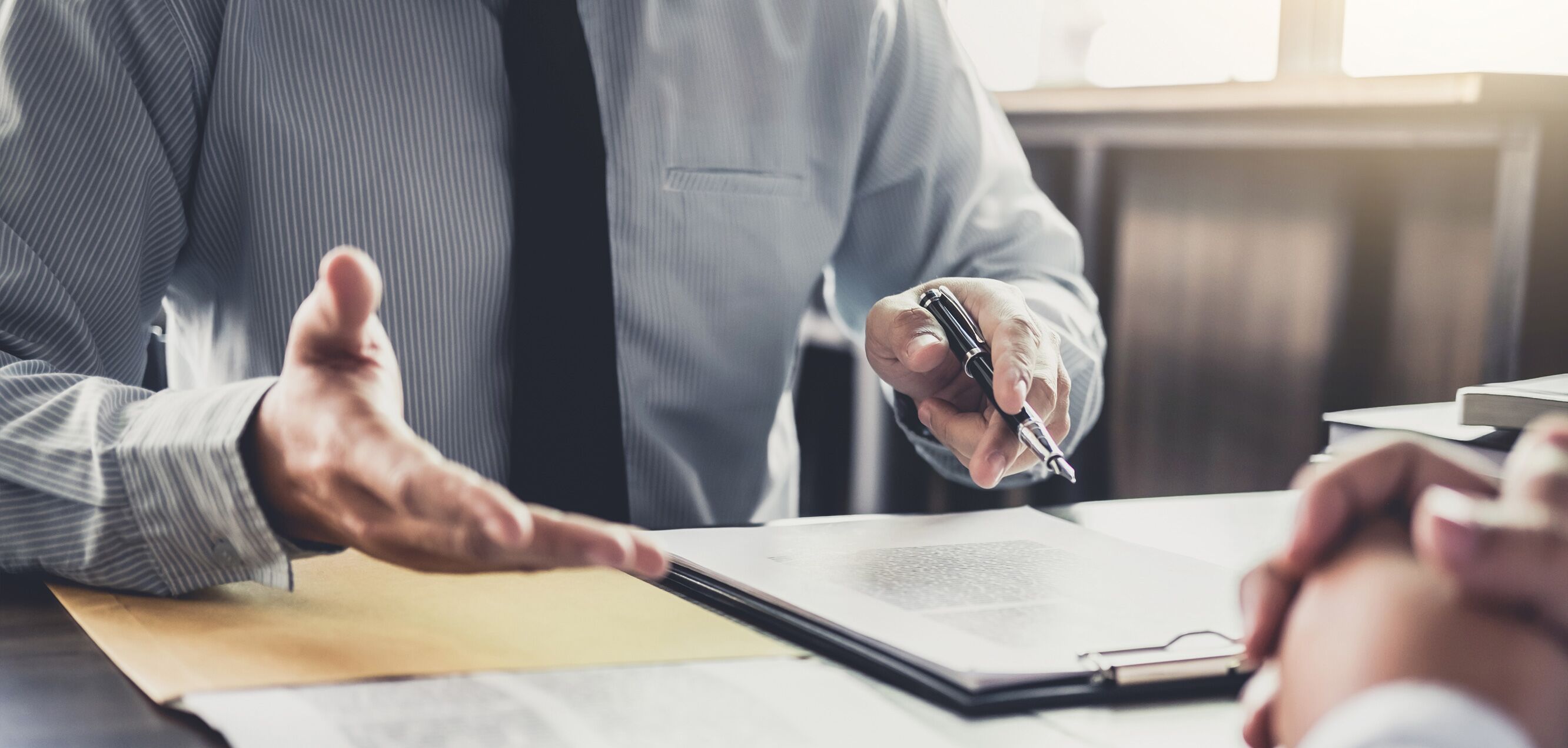 Menschen an einem Tisch bei einer Beratung