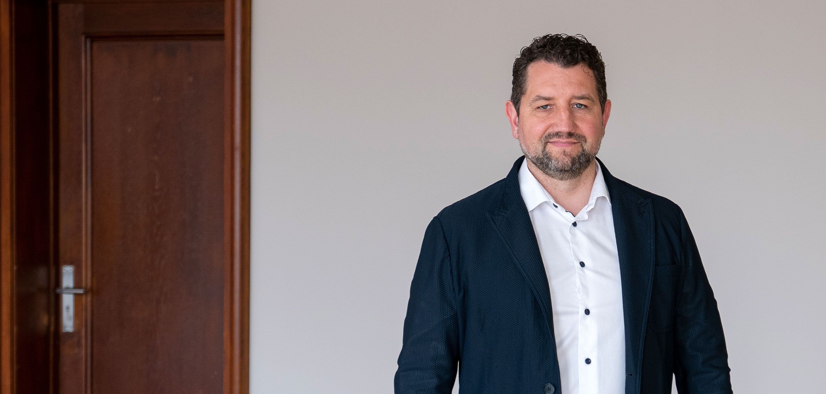 Bild von Martin Hoefs vor einer Tür