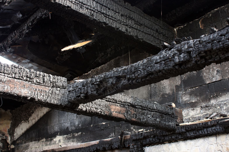 Verbrannter Dachstuhl eines Hauses