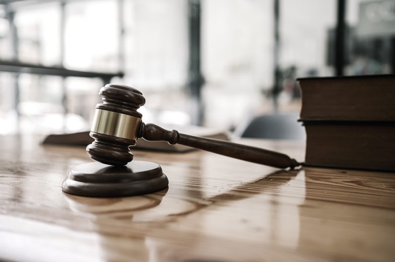 Nahaufnahme eines Richterhammers