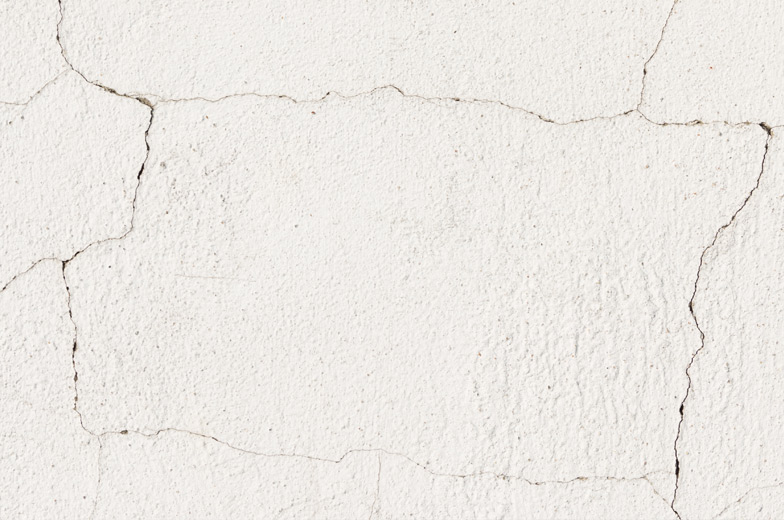 Risse im Putz einer Wand nach Malerarbeiten