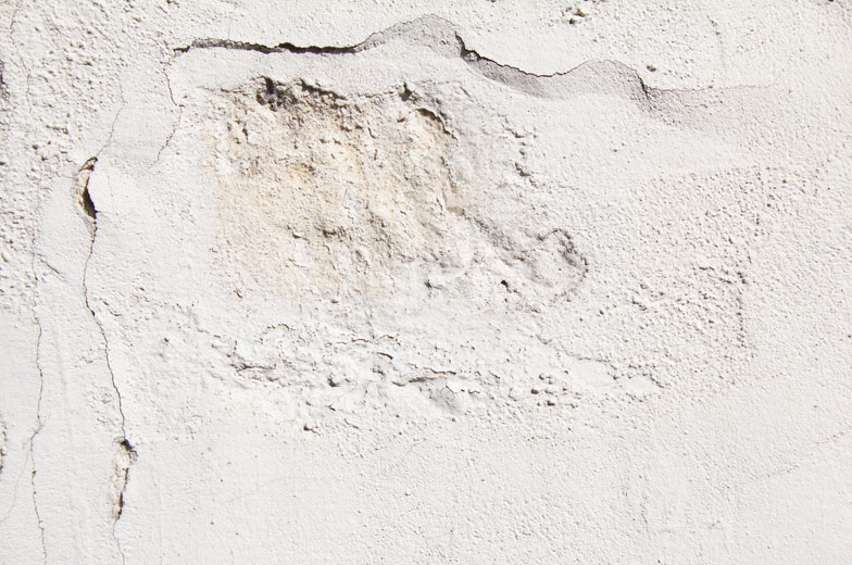 Unebenheiten im Putz einer Wand nach Malerarbeiten