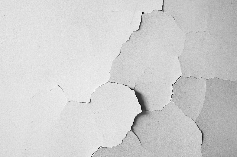 Schlechte Tragfähigkeit einer Wand mit Abplatzungen