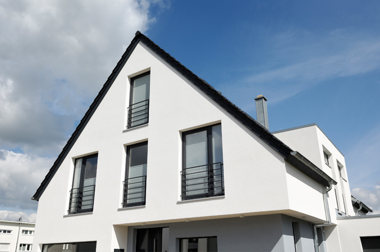 Frontansicht eines Mehrfamilienhaus